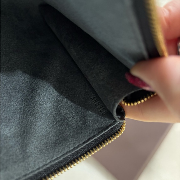 Authentic Louis Vuitton Epi Pochette accessories 24 epi wristlet - Picture 9 of 12